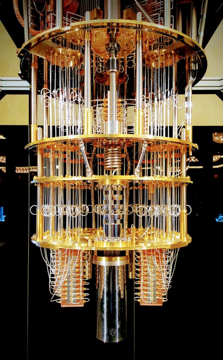 IBM Quantencomputer Quelle: Wikipedia, IBM Supraleitender Quantencomputer