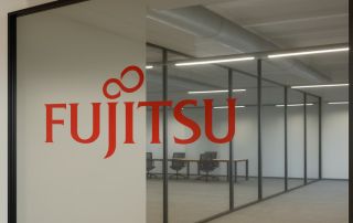 Glaswand mit Fujitsu Schriftzug