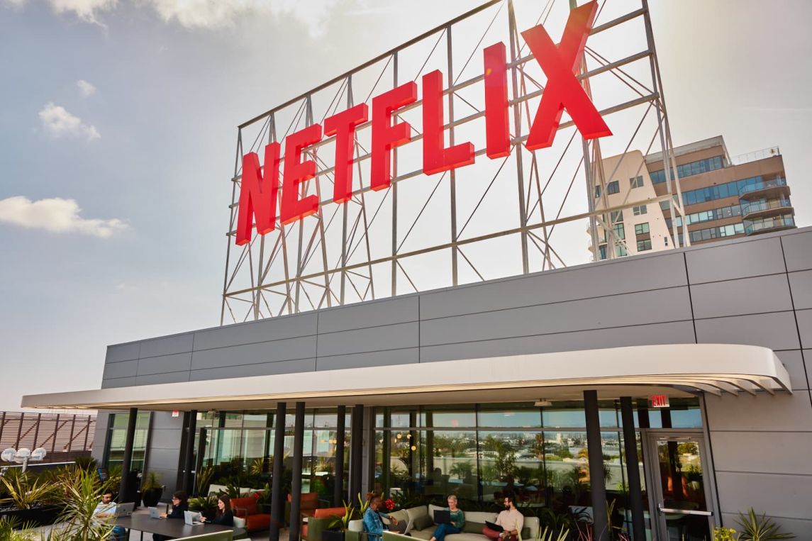 Netflix Logo auf Hausdach