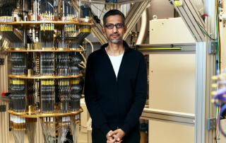 Sundar Pichai mit Quantencomputer