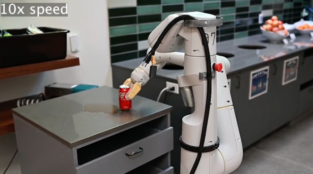 Google SayCan-Projekt: Ein Roboter räumt eine verschüttete Cola-Dose auf und macht sauber